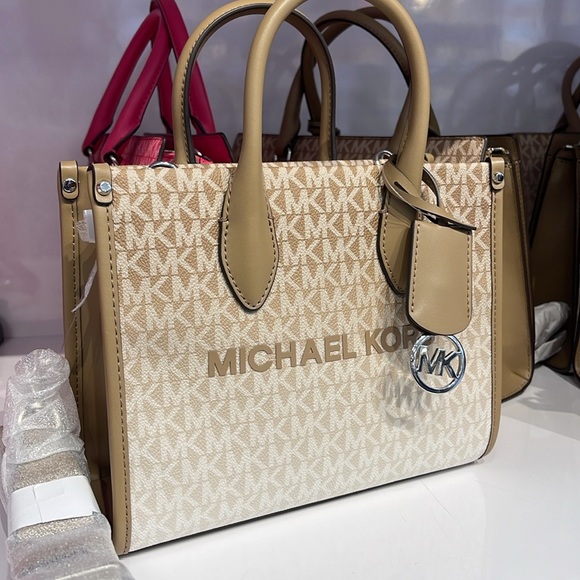 Michael Kors Mirella Small Ombré Signature Logo Crossbody Bag
Husk
NWT - Picture 12 of 16